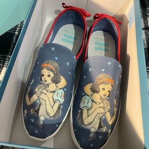 DisneyXToms Snow White Shoes with Red Bows.